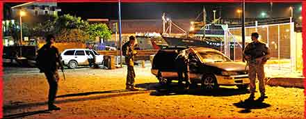 JTF635 Diggers check vehicles in Honiara, Solomon Islands during RAMSI Ops in July 2010.